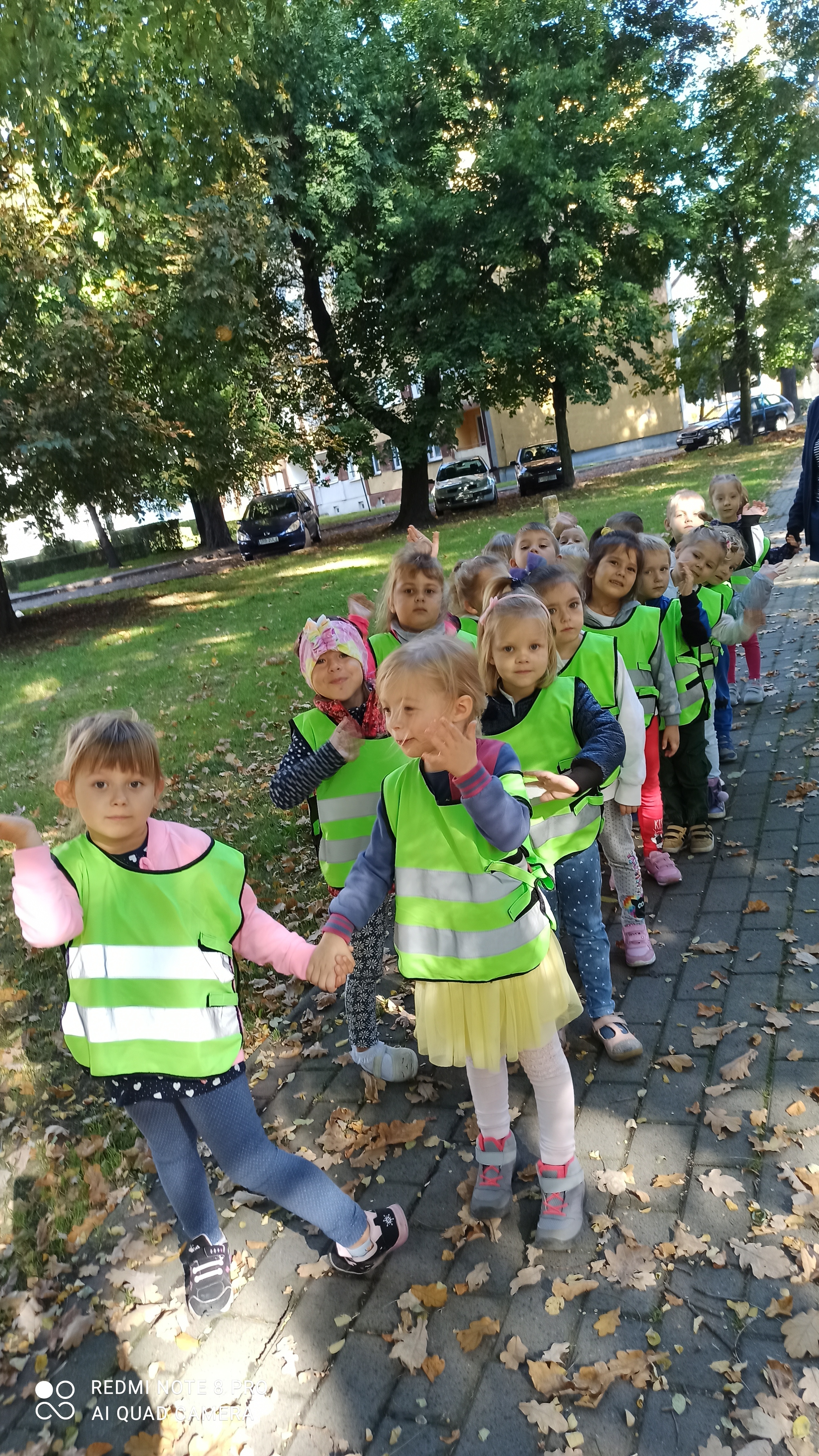 Dzieci w parach spacerują po parku