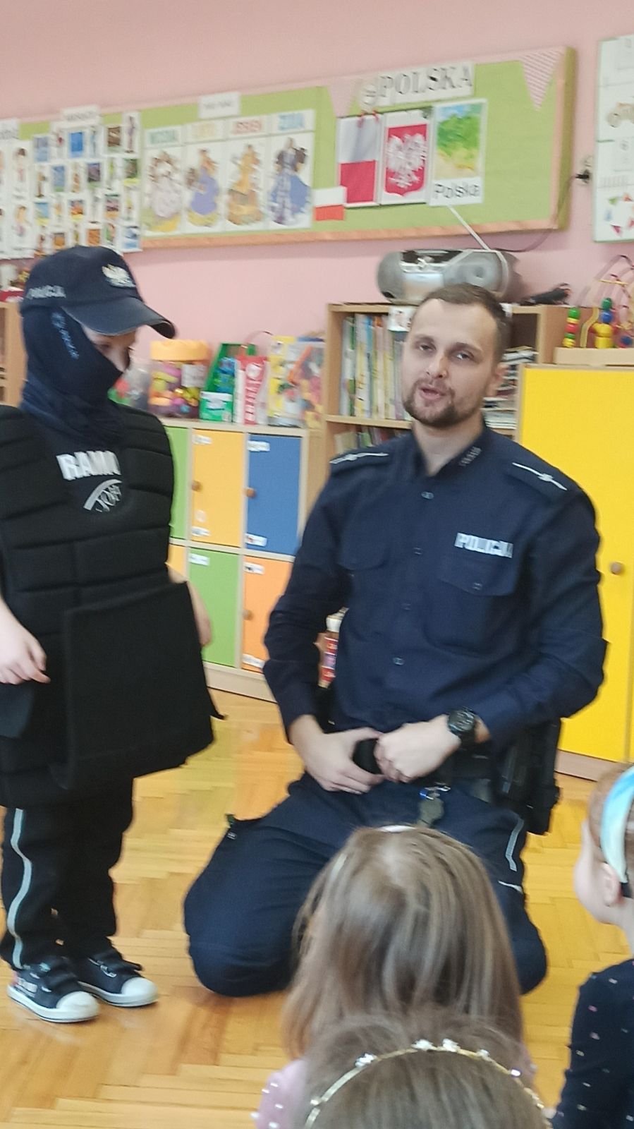 Policjant wraz z dzieckiem ubranym